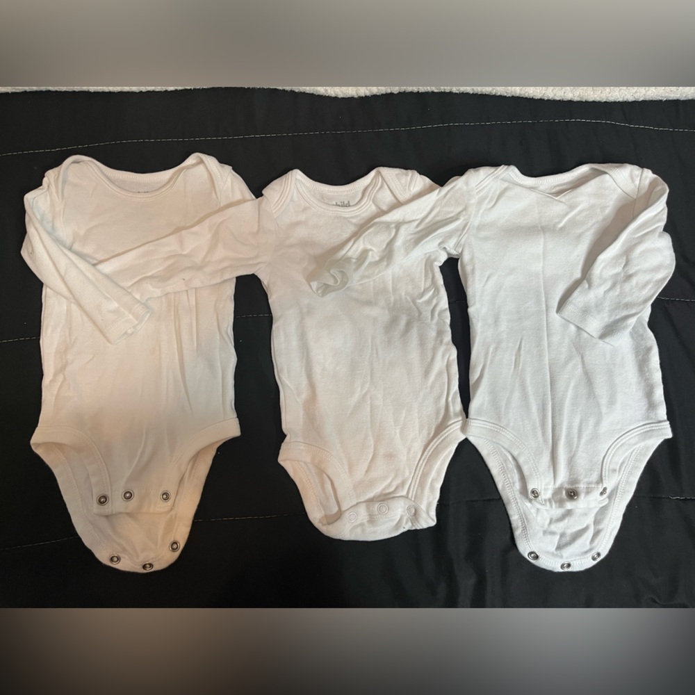CARTER’S LONG SLEEVED ONESIES FOR BABY 0-3 MONTHS
